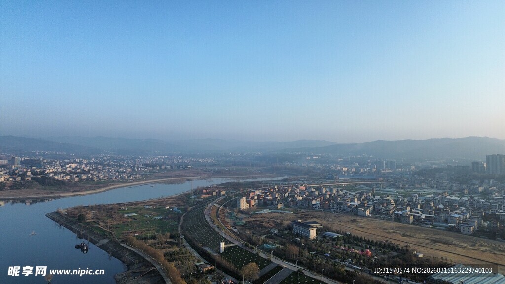 城市河畔风光俯瞰图