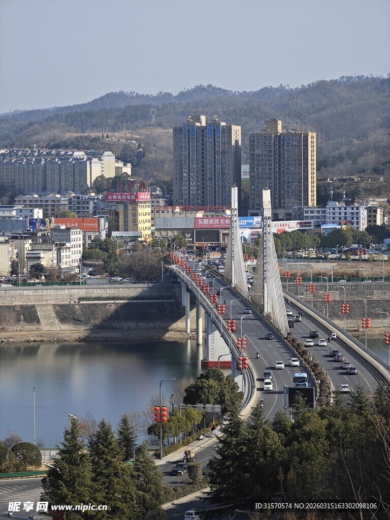 城市桥梁与周边风景