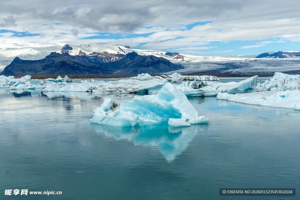 冰川漂浮于宁静水域