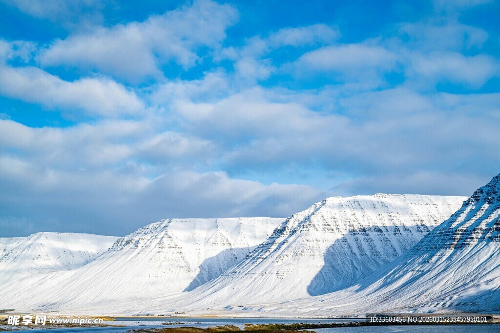 雪山蓝天美景
