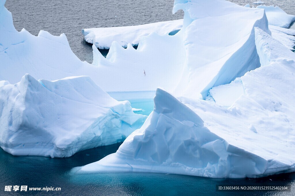 海上壮观的巨大冰山