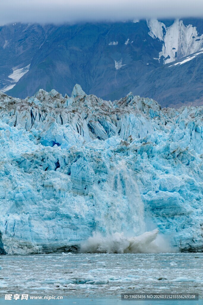 壮观冰川崩塌瞬间