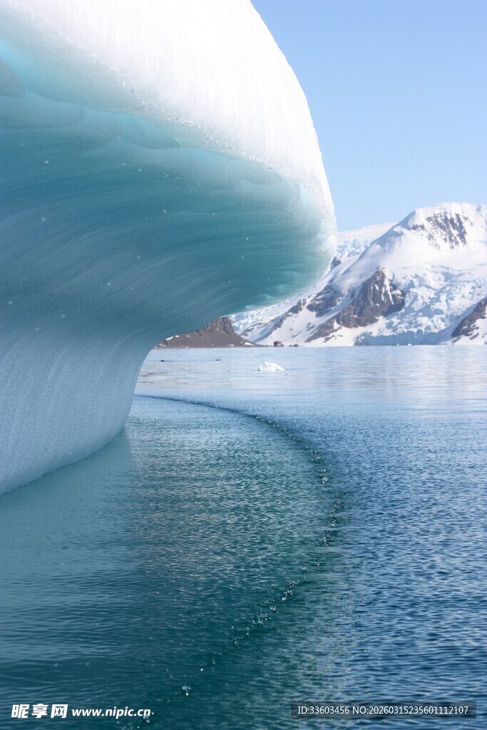 海上漂浮的巨大蓝白色冰山