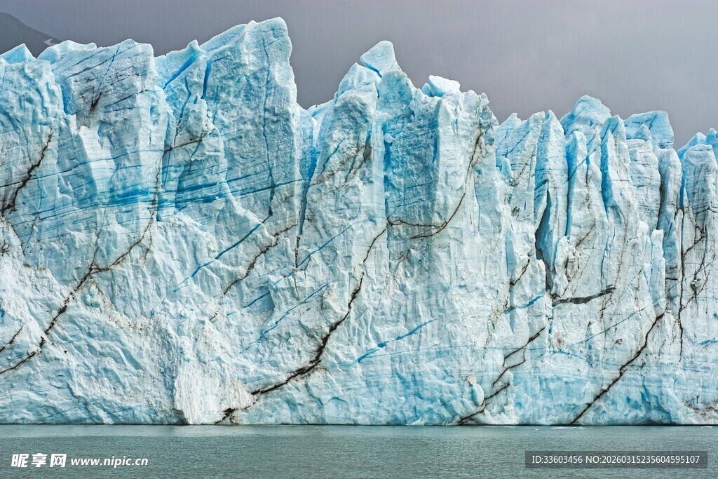 壮观蓝白色冰川景观