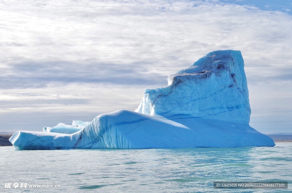 海上壮观冰山