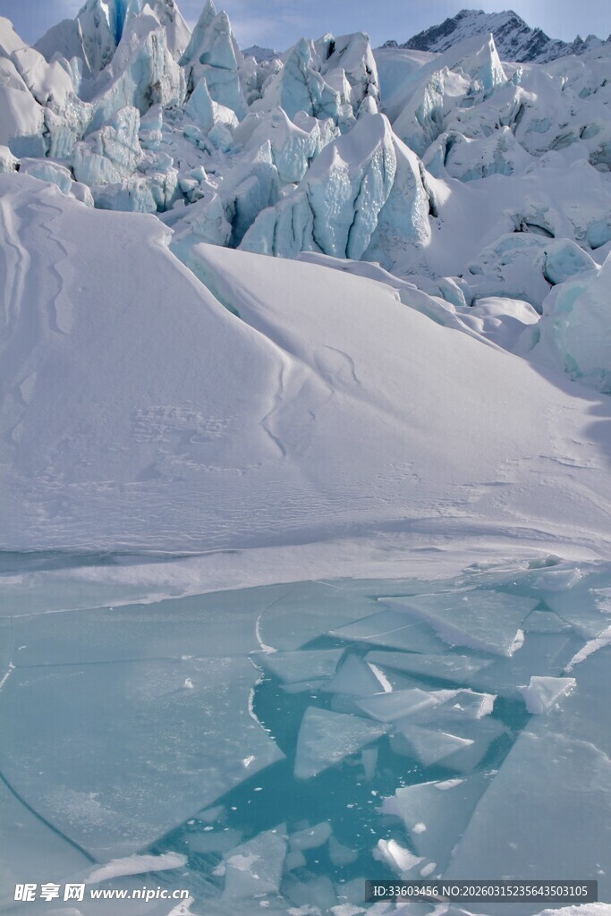 冰雪覆盖的蓝色冰川奇景