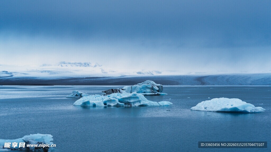 冰川漂浮于海面景观