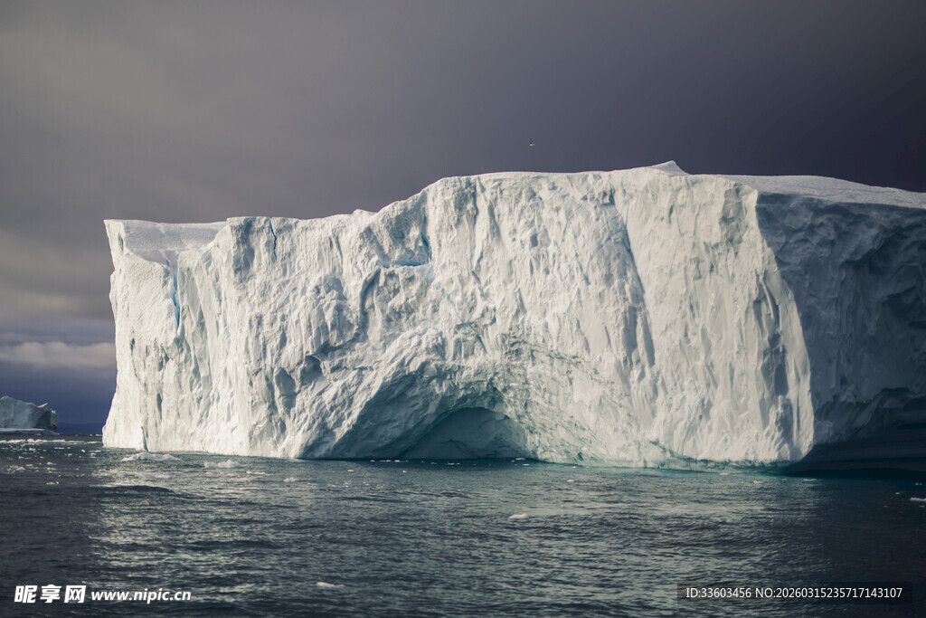 巨大冰山矗立在海面上