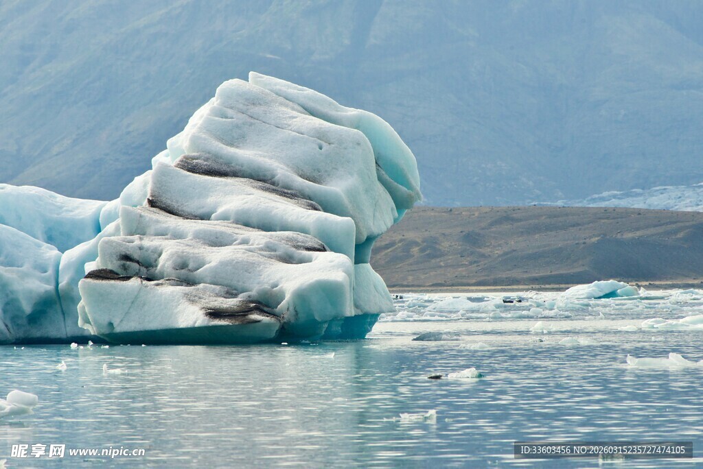 海上漂浮的巨大冰山
