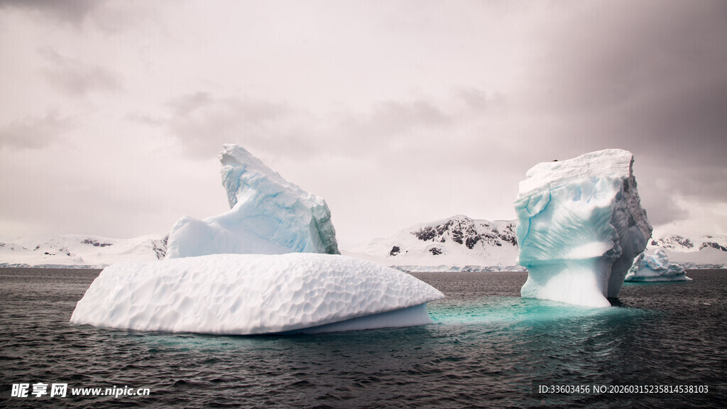 海上冰山景观