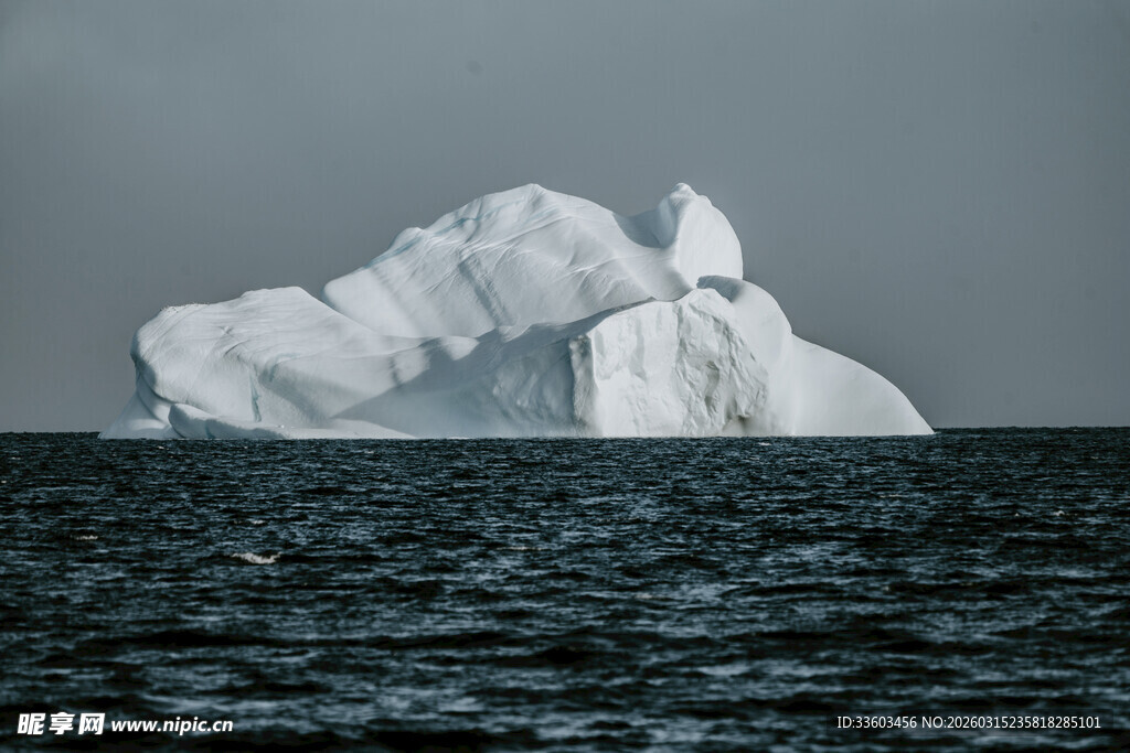 海上巨大冰山