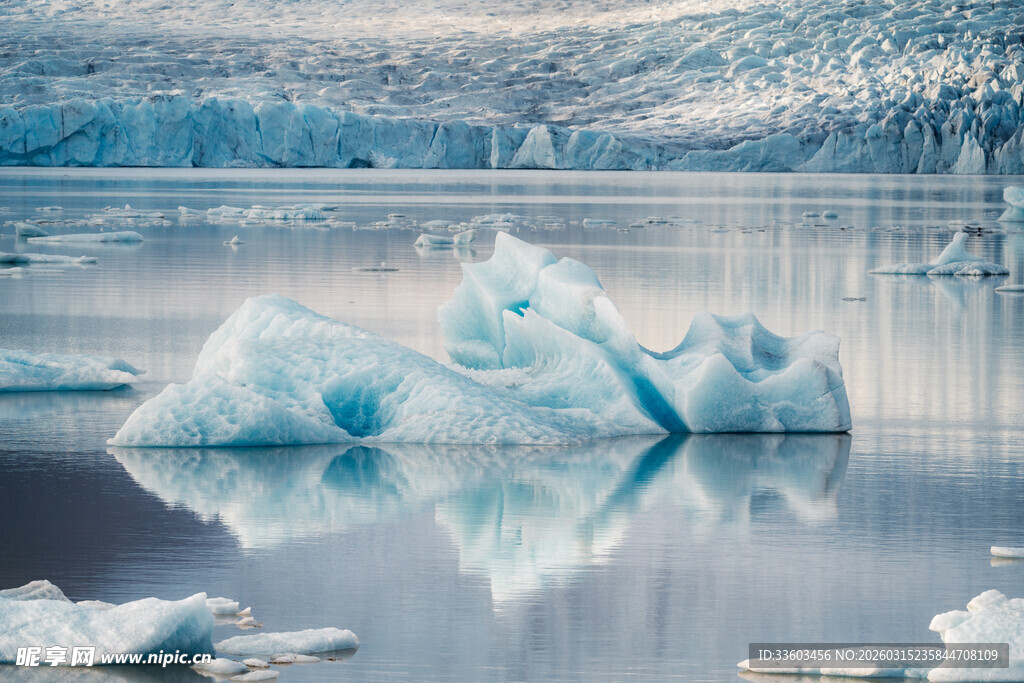 冰川湖中的梦幻蓝冰