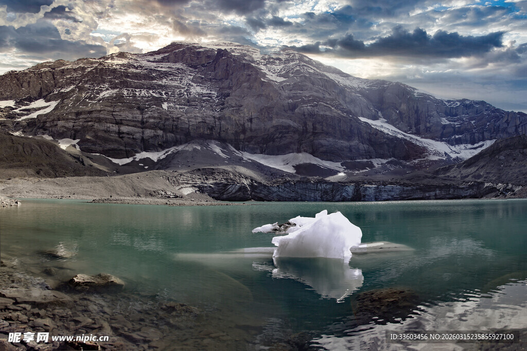 冰川湖畔的孤绝冰山