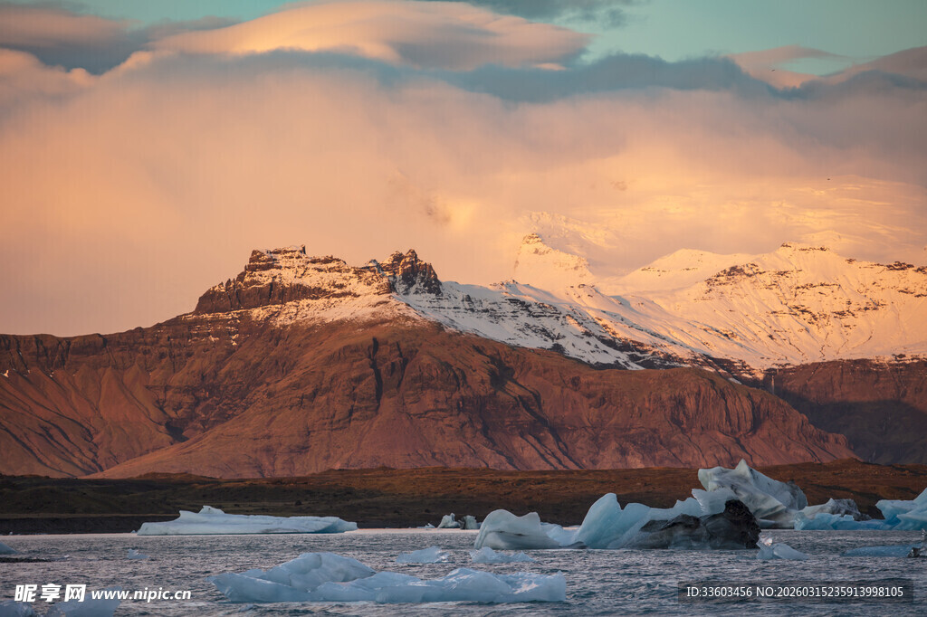 壮丽雪山与海上浮冰景观
