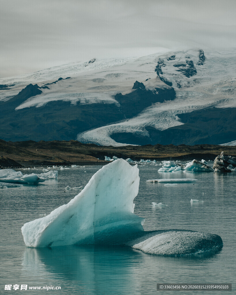 冰川漂浮于宁静水域