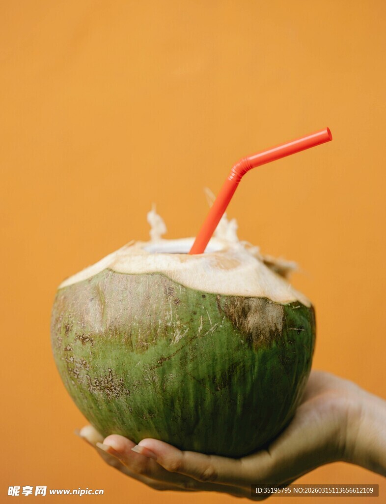 手持青椰配吸管