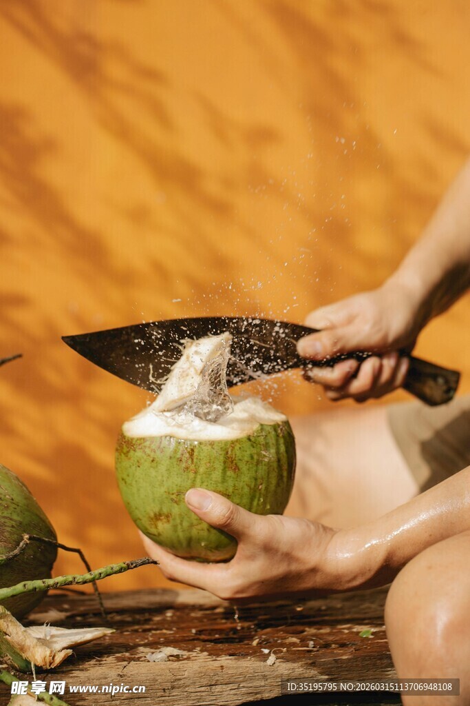 手用刀开椰子的瞬间
