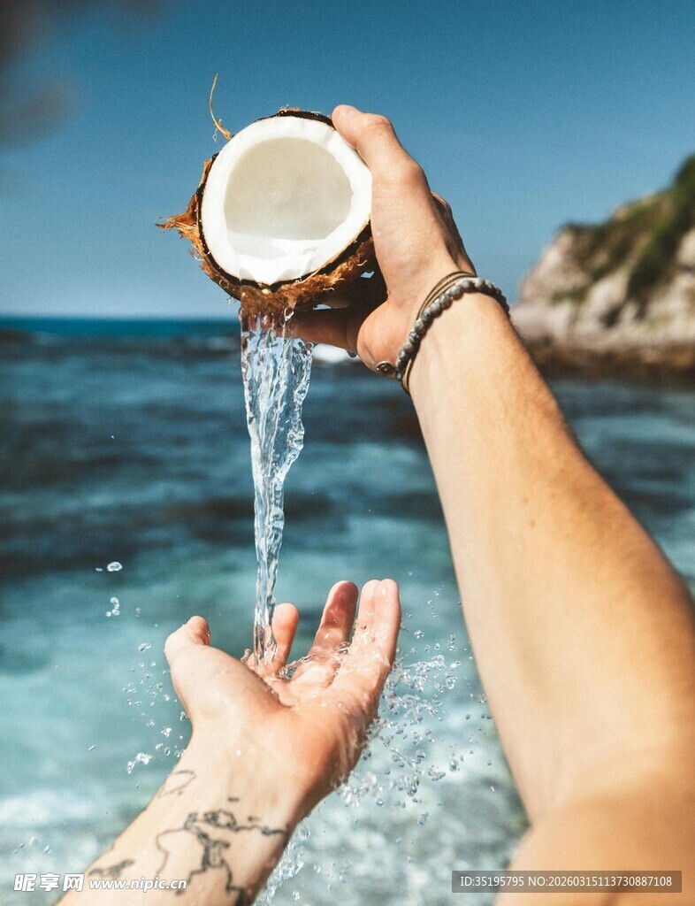 海边手捧椰青惬意瞬间