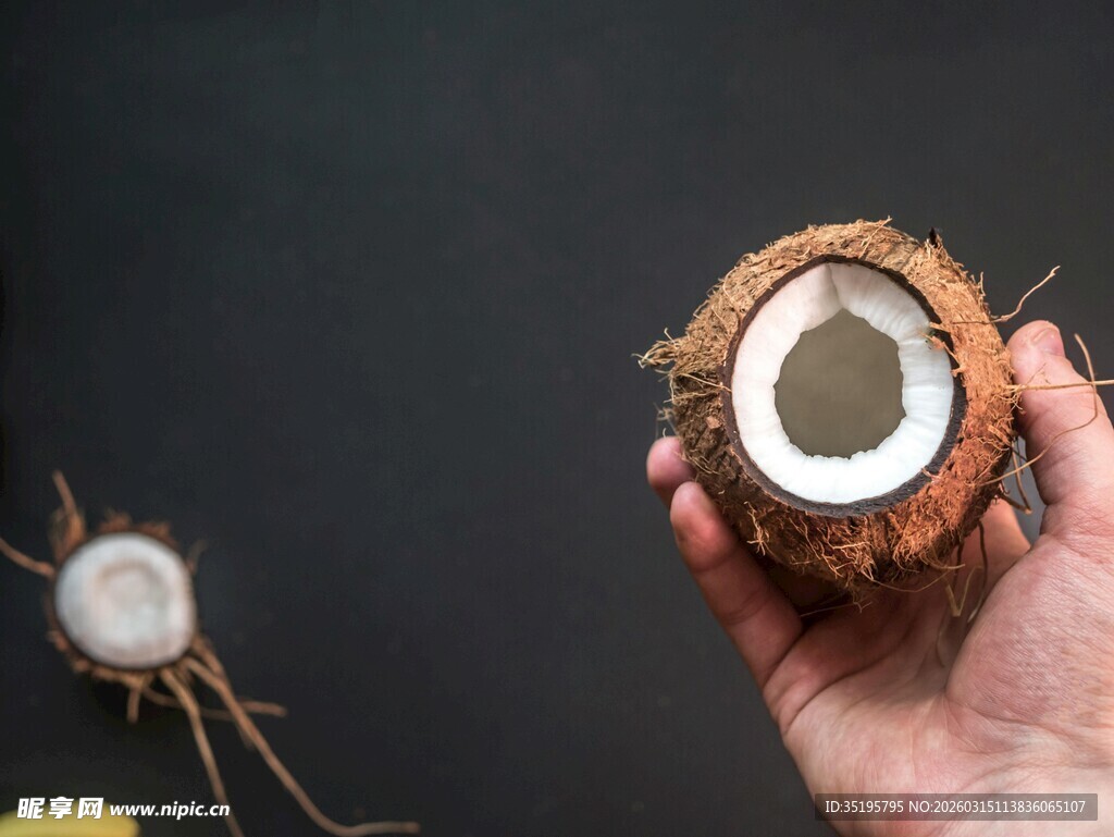 手持剥开的新鲜椰子