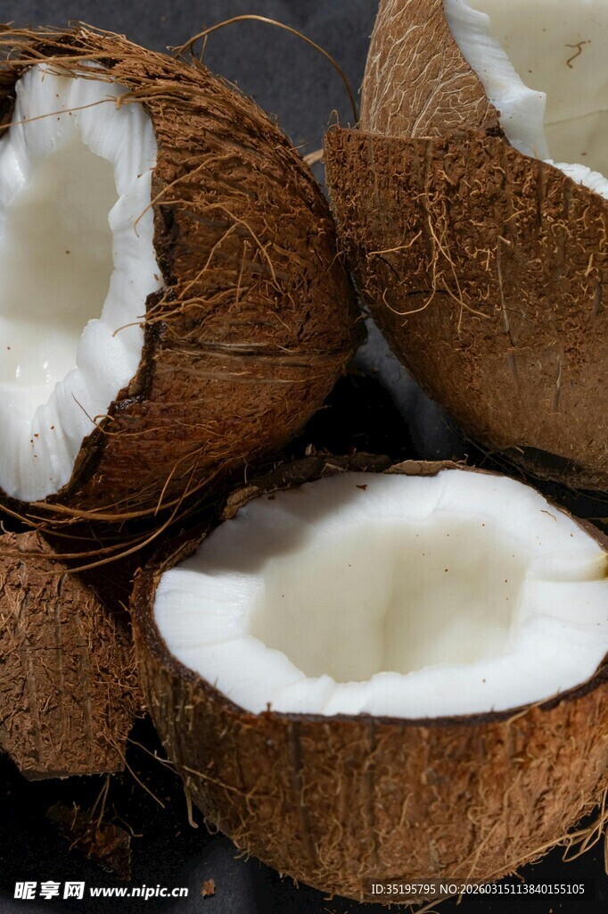 切开的新鲜椰子