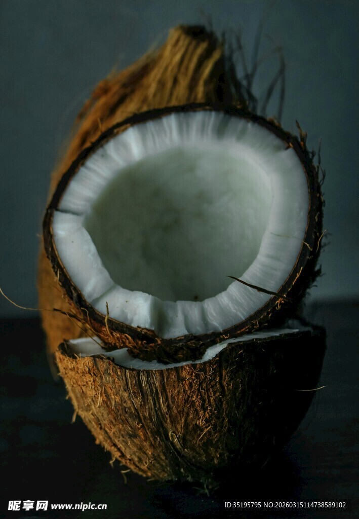 切开的椰果展示内部结构