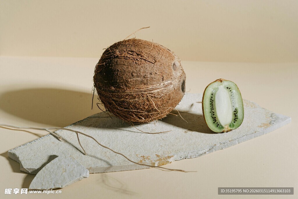 新鲜椰子及切片展示