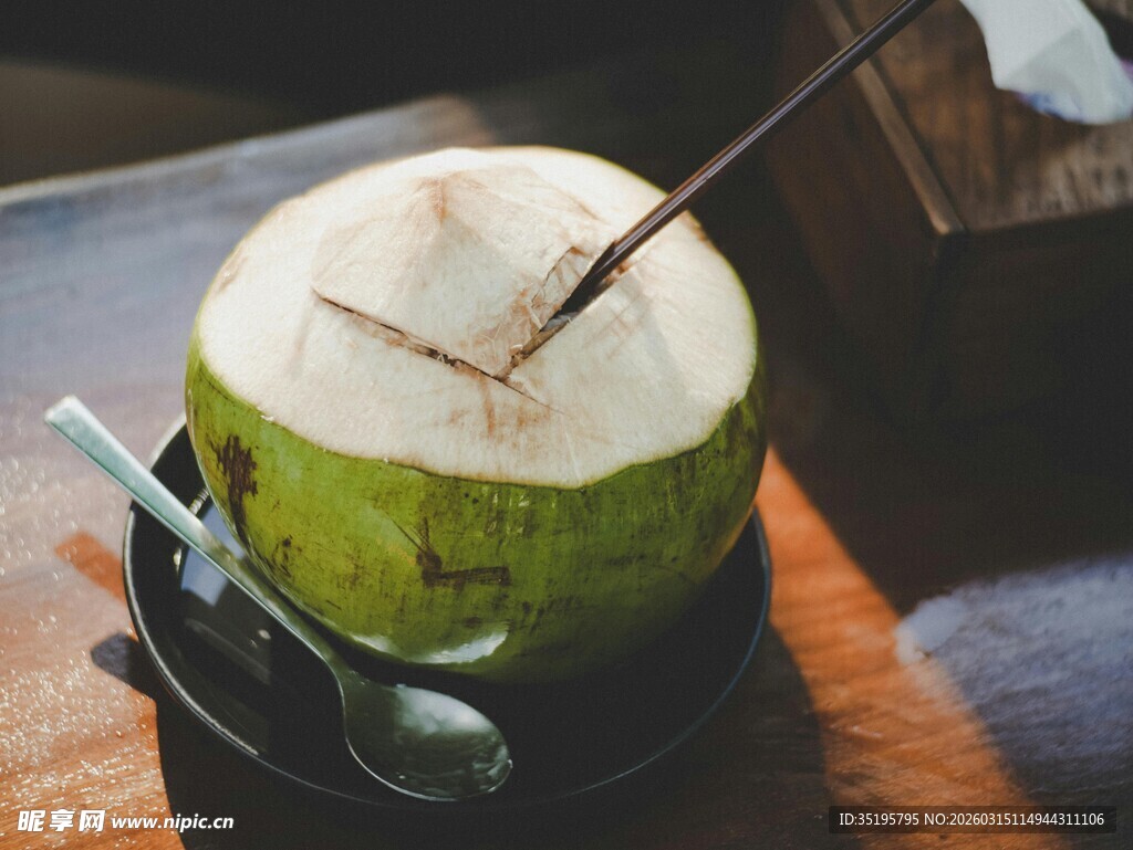 新鲜椰子插吸管准备享用