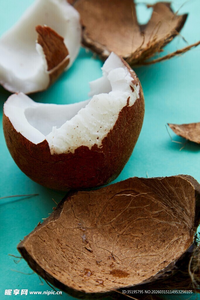 剥开的椰子及椰壳碎片