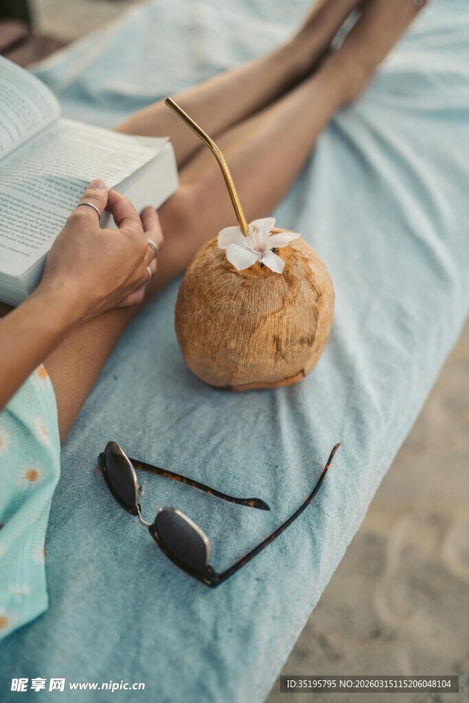 沙滩上的惬意椰子饮品时光