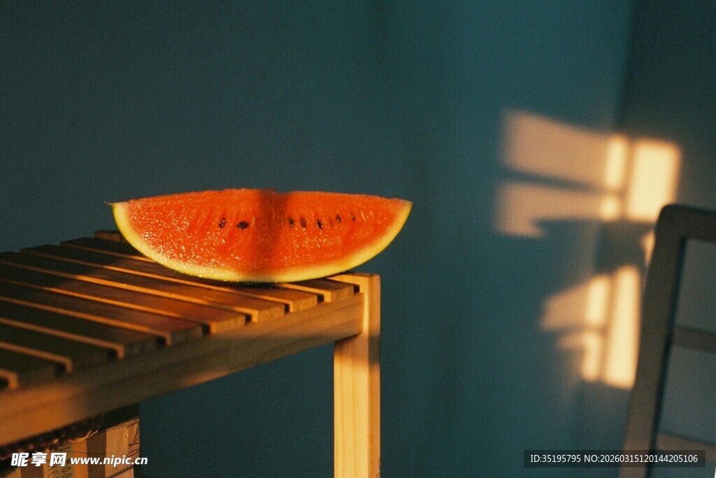 阳光下木架上的一片西瓜
