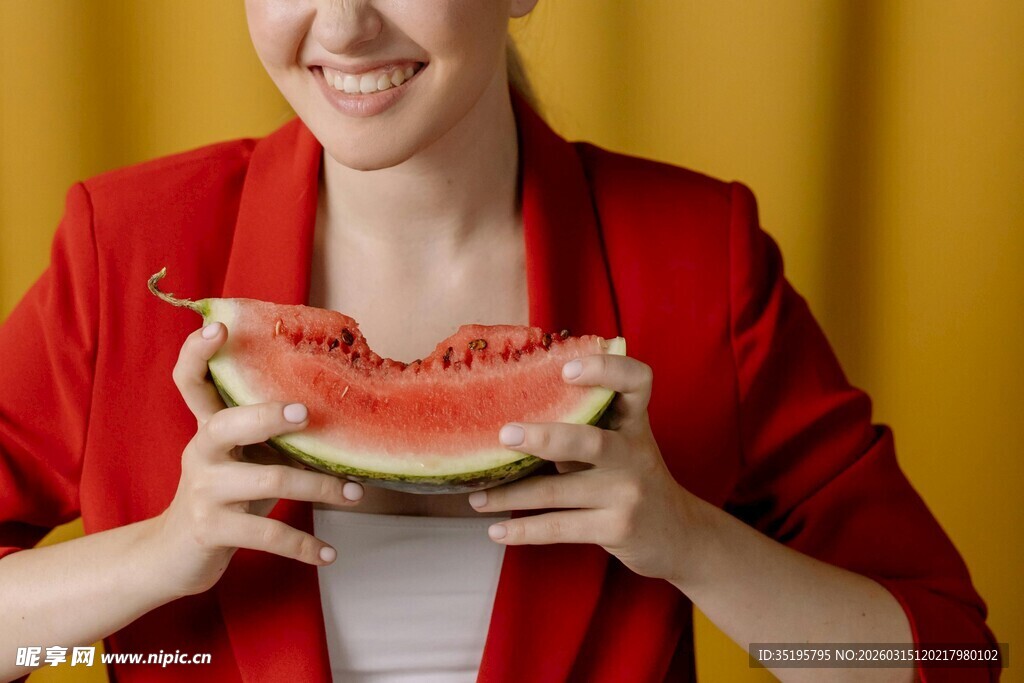 红衣女子手持新鲜西瓜