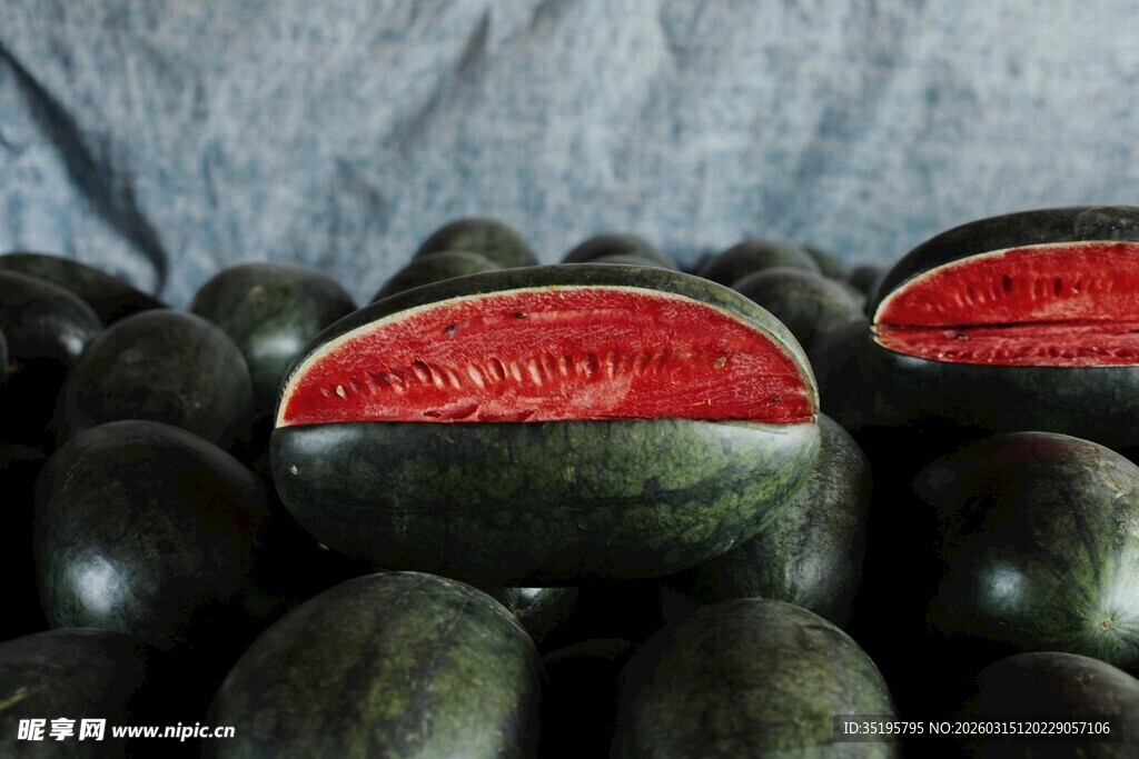 新鲜切开的黑皮西瓜