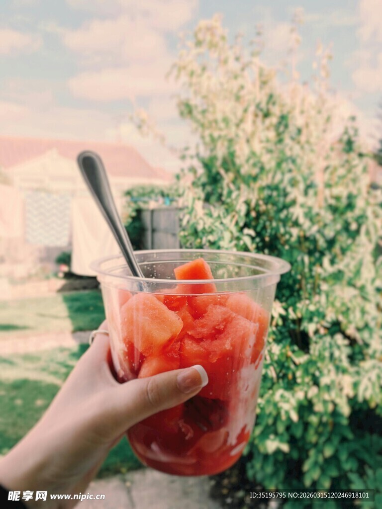 手持杯装西瓜饮品