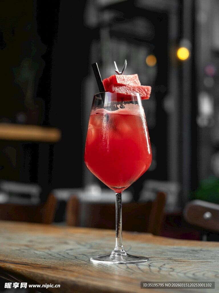 红色鸡尾酒置于木桌之上
