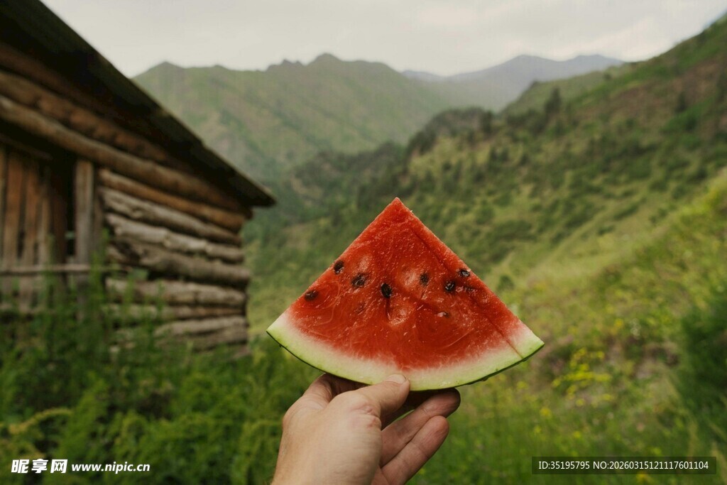 山间木屋旁的美味西瓜