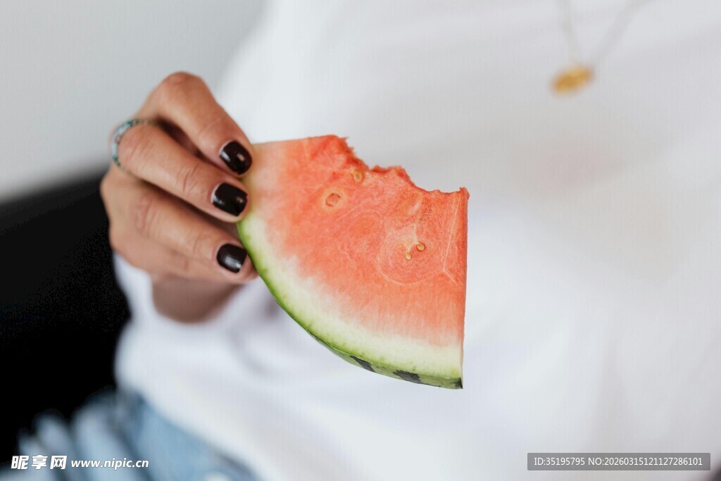 手捧西瓜片的惬意瞬间