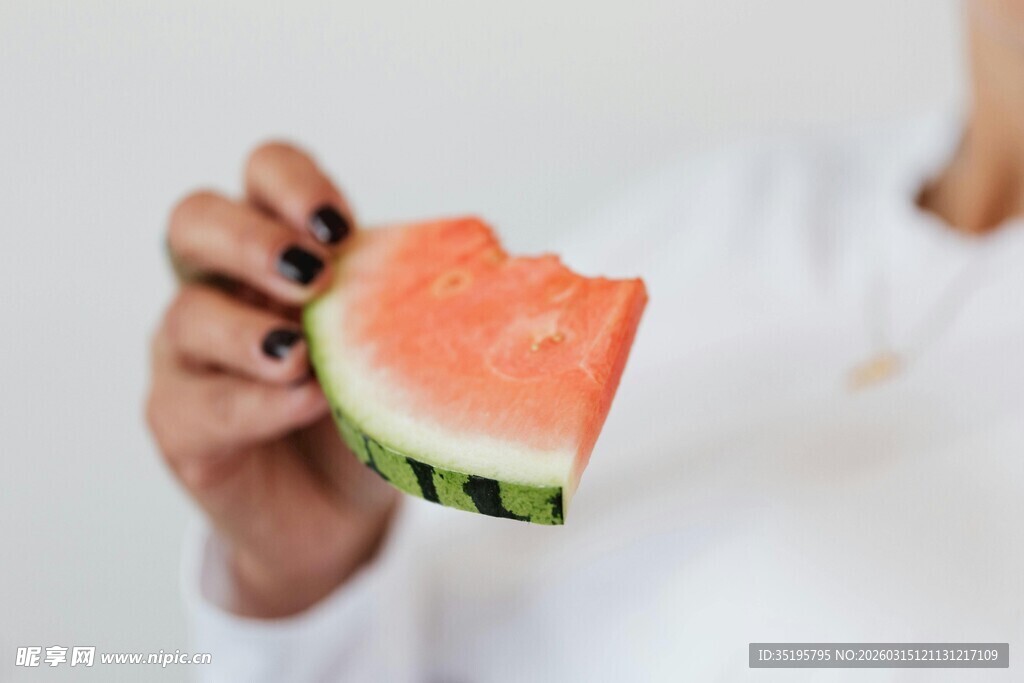 手拿鲜切西瓜展示瞬间