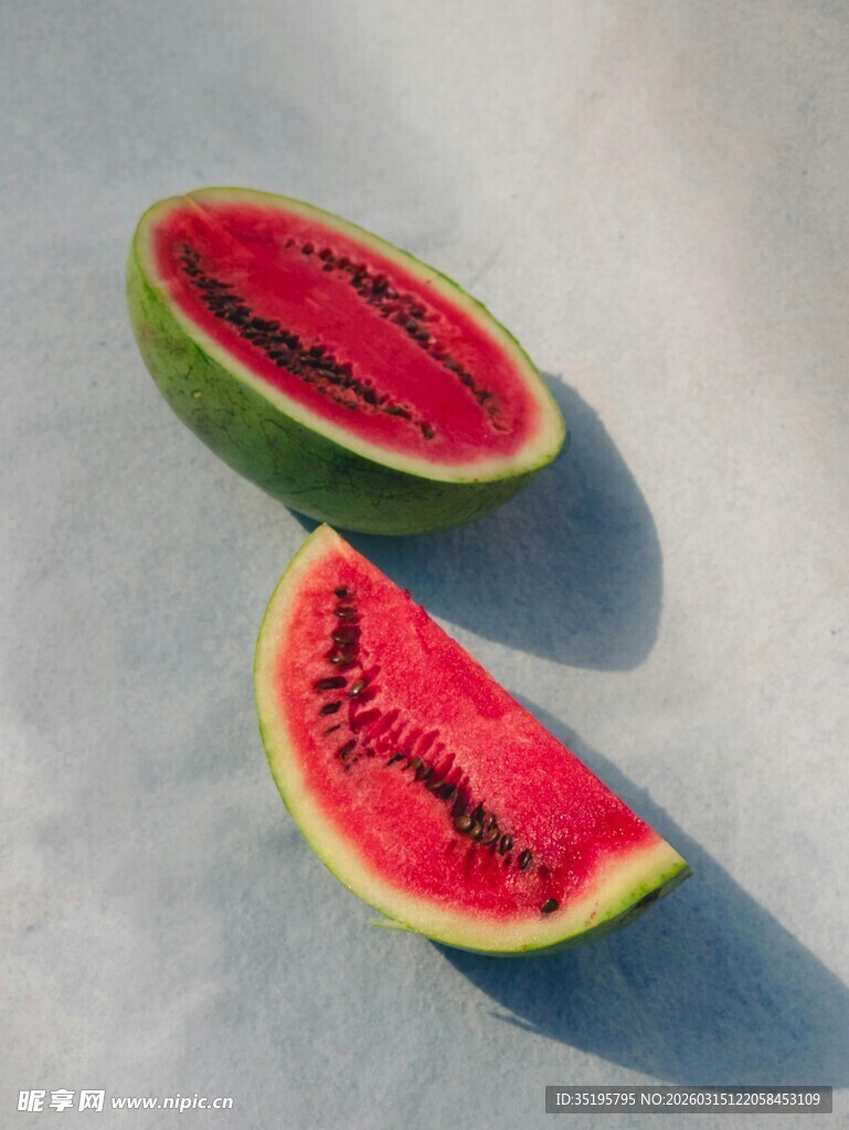 两半西瓜切片展示