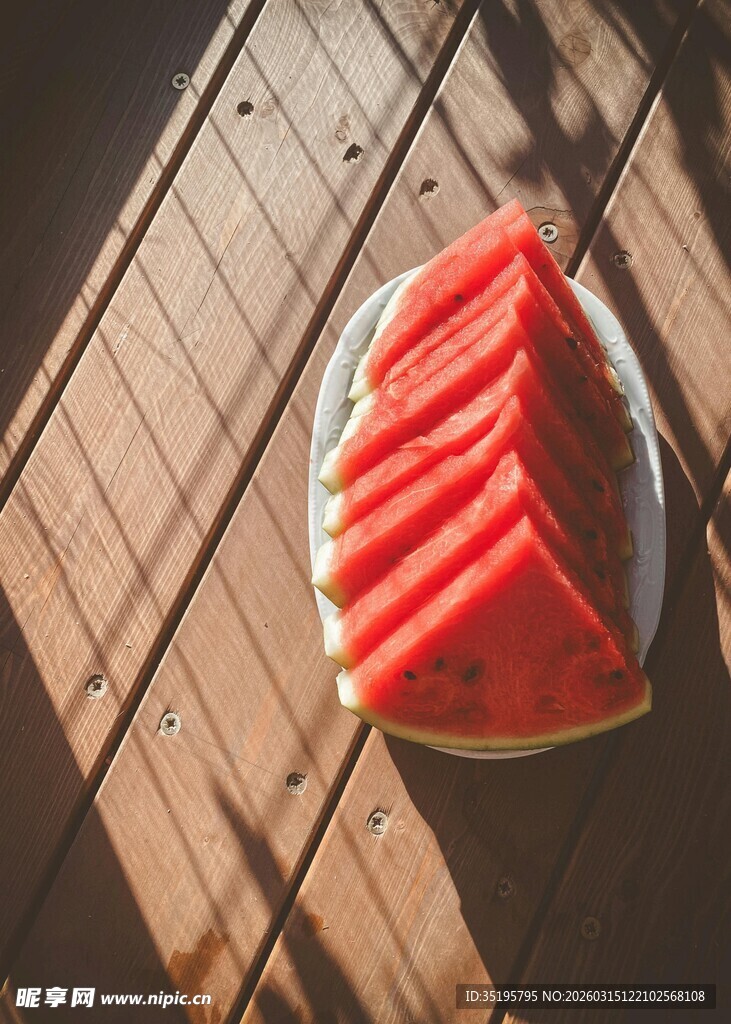 木桌上盘子里的新鲜西瓜