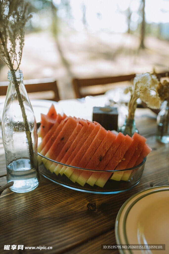 木桌上的美味西瓜拼盘