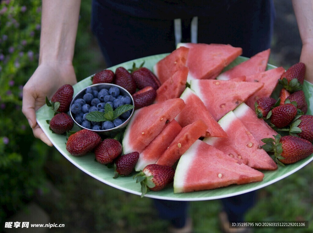 手捧多彩新鲜水果拼盘