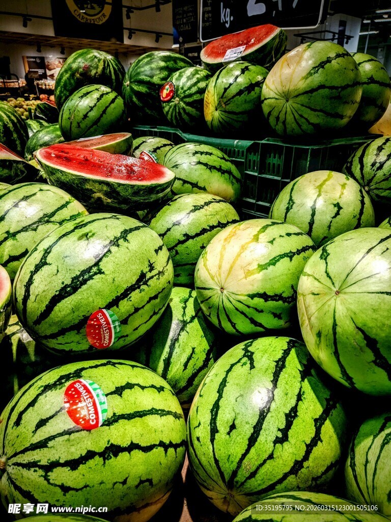 新鲜西瓜堆满满夏日气息