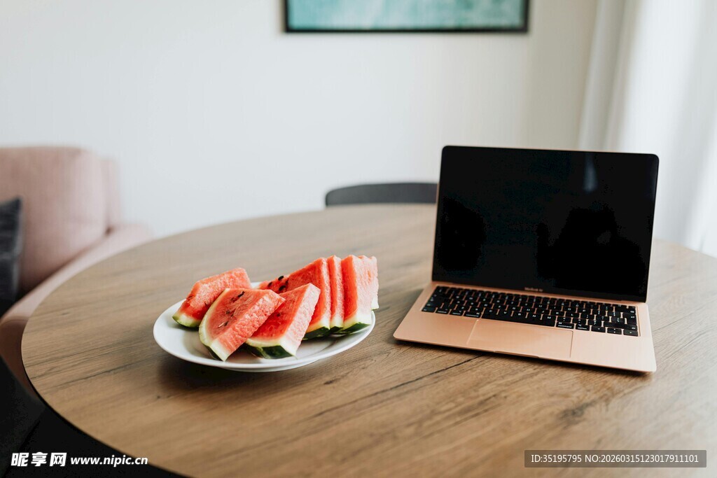 桌上电脑与美味西瓜