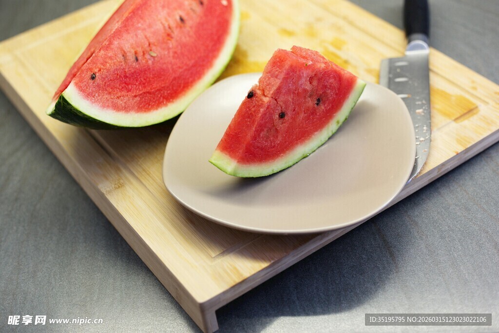 木盘上的新鲜西瓜切片