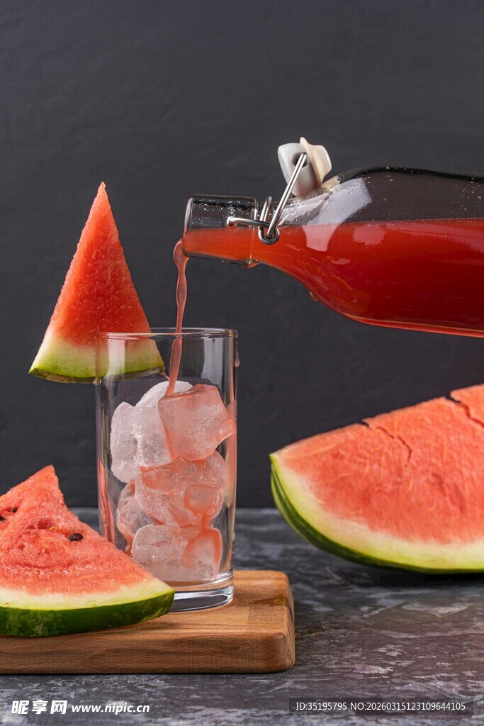 西瓜汁倒入杯中清凉时刻