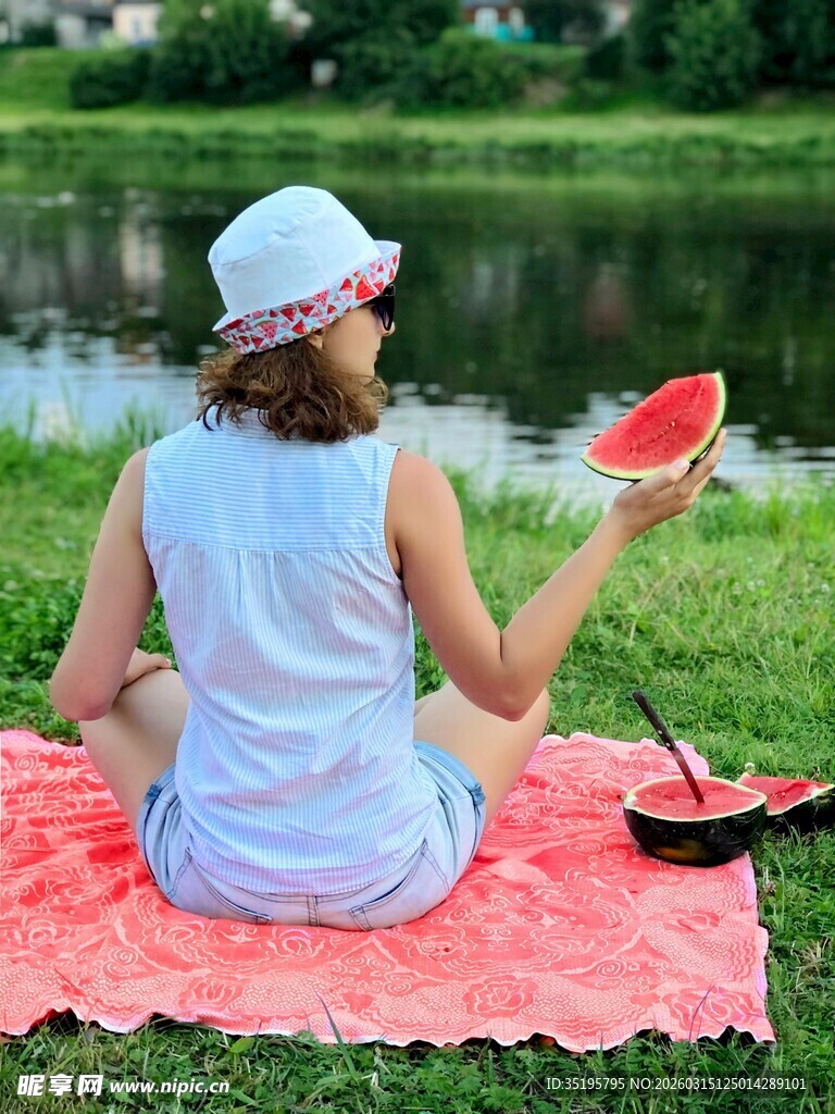 湖畔女子惬意享用西瓜