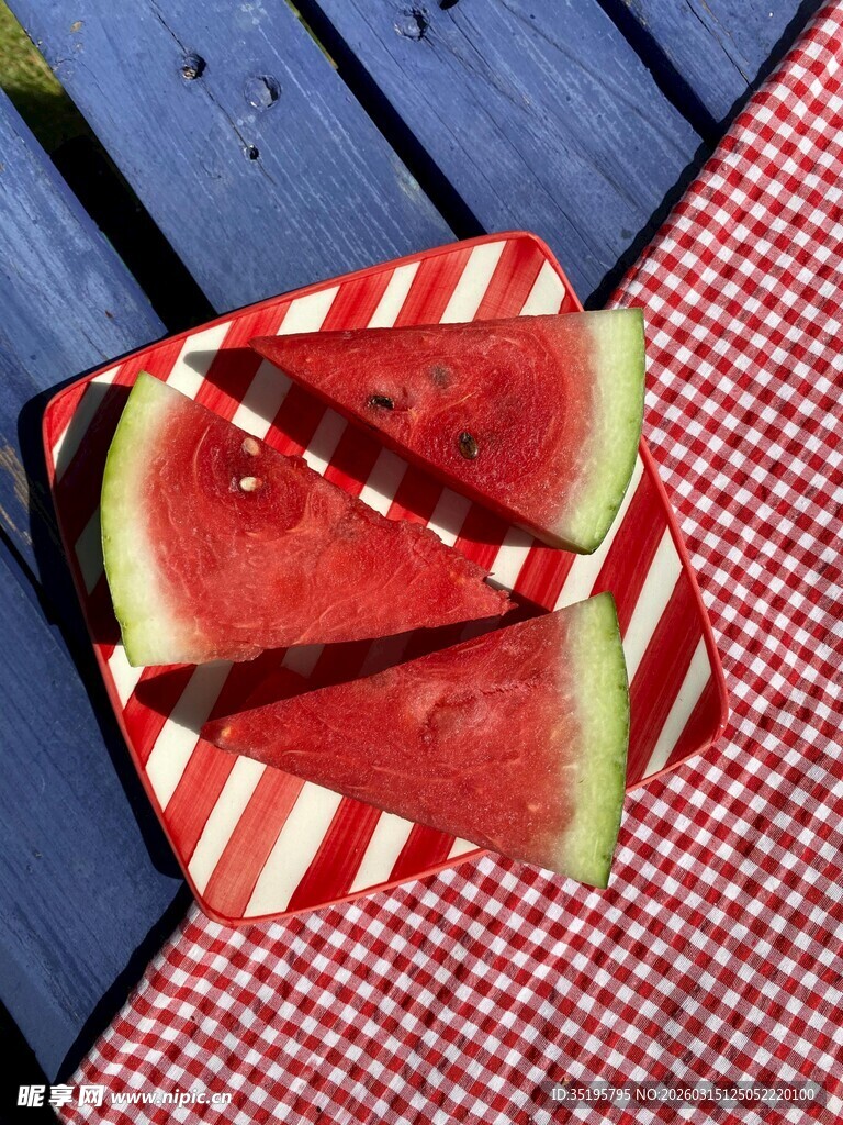 夏日红西瓜切片置于餐布上