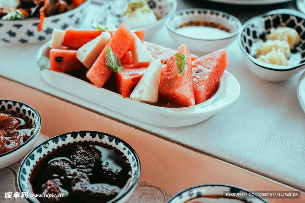 多样水果拼盘与蘸料