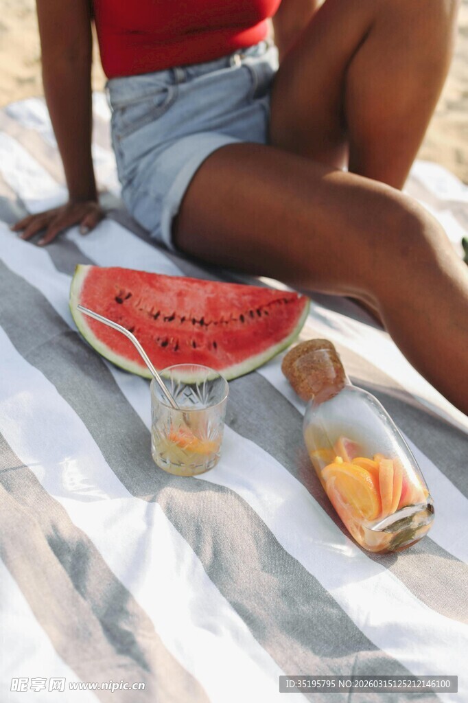 夏日野餐中的惬意休闲时光