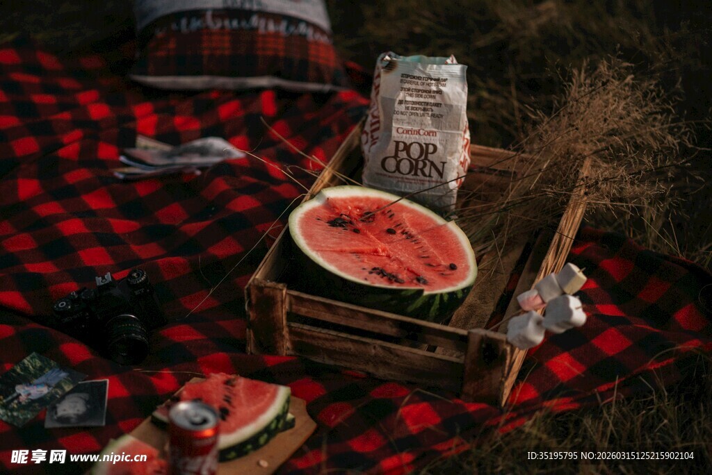 户外野餐的美味西瓜时刻